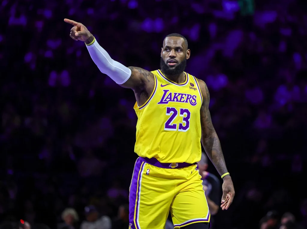 LeBron James nº 23 do Los Angeles Lakers gesticula na primeira metade do jogo da semifinal Oeste do torneio inaugural da temporada da NBA contra o New Orleans Pelicans na T-Mobile Arena em 07 de dezembro de 2023 em Las Vegas, Nevada