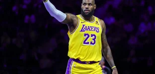 LeBron James nº 23 do Los Angeles Lakers gesticula na primeira metade do jogo da semifinal Oeste do torneio inaugural da temporada da NBA contra o New Orleans Pelicans na T-Mobile Arena em 07 de dezembro de 2023 em Las Vegas, Nevada