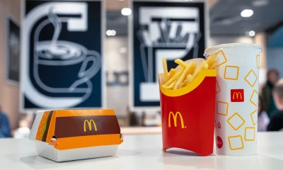 Combo com hambúrguer, batata frita e bebida da rede de fast food McDonalds
