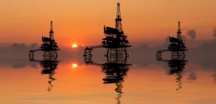 Plataformas petrolíferas offshore ao pôr do sol; Brasil; Petrobras