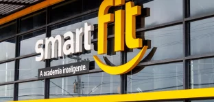 Letreiro em fachada da rede de academias SmartFit