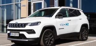 Jeep Compass 4xe Plug In Hybrid, carro SUV crossover compacto em frente ao prédio da concessionária. 27 de março de 2022 (Cracóvia, Polônia); carro híbrido; Jeep; Stellantis