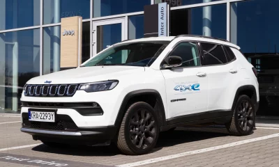 Jeep Compass 4xe Plug In Hybrid, carro SUV crossover compacto em frente ao prédio da concessionária. 27 de março de 2022 (Cracóvia, Polônia); carro híbrido; Jeep; Stellantis