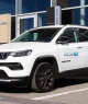 Jeep Compass 4xe Plug In Hybrid, carro SUV crossover compacto em frente ao prédio da concessionária. 27 de março de 2022 (Cracóvia, Polônia); carro híbrido; Jeep; Stellantis