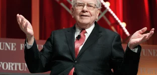 Warren Buffett fala no palco durante a Cúpula das Mulheres Mais Poderosas da Fortune - Dia 2 no Mandarin Oriental Hotel em 13 de outubro de 2015 em Washington, DC. Foto: Paul Morigi/Getty Images