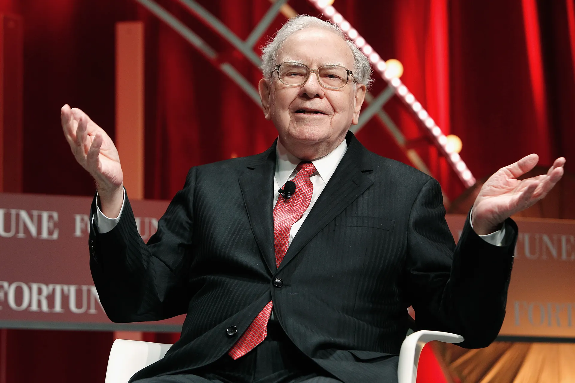 Warren Buffett fala no palco durante a Cúpula das Mulheres Mais Poderosas da Fortune - Dia 2 no Mandarin Oriental Hotel em 13 de outubro de 2015 em Washington, DC. Foto: Paul Morigi/Getty Images