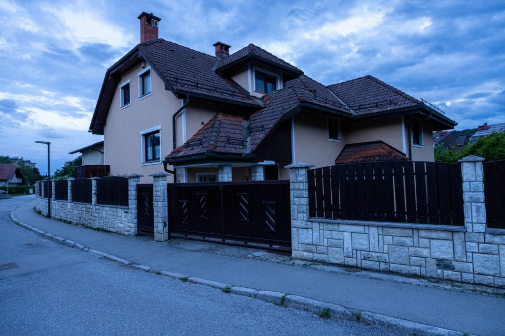 A casa em Črnuče onde moravam espiões russos. FOTO: MATJAZ KRIVIC PARA O WALL STREET JOURNAL
