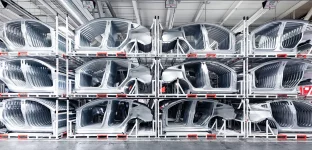 Peças armazenadas na fábrica em Tesla em Fremont, na Califórnia (EUA).