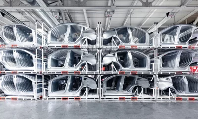 Peças armazenadas na fábrica em Tesla em Fremont, na Califórnia (EUA).