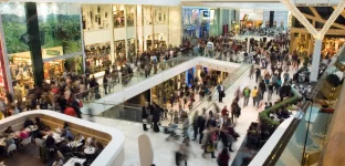 Corredores de shopping center com fluxo intenso de pessoas; consumo; shopping; compras; varejo