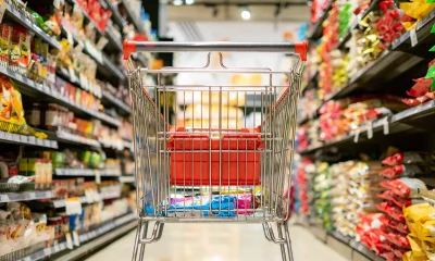 Carrinho no meio de um corredor de supermercado; varejo; alimentos; inflação