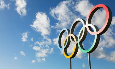 LONDRES, Reino Unido - 15 de fevereiro de 2018: O símbolo olímpico, composto por cinco anéis coloridos interligados, sob um céu azul