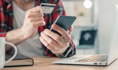 Homem realizando compra online com cartão de crédito; internet banking; app banco