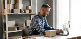 Homem trabalhando em centro de distribuição de e-commerce