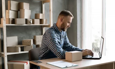 Homem trabalhando em centro de distribuição de e-commerce