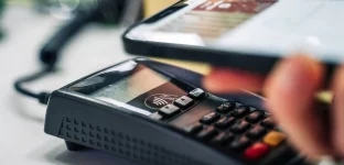 Máquina de cartão recebendo pagamento via carteira virtual (apple wallet ou google pay)