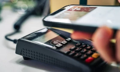 Máquina de cartão recebendo pagamento via carteira virtual (apple wallet ou google pay)