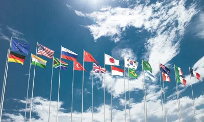 Bandeiras dos países do G20 contra o céu azul