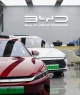 Pequim, China - 17 de julho de 2023: O sedã híbrido plug-in BYD Qin Plus DM-i e o sedã totalmente elétrico Han são exibidos em uma loja BYD em Pequim, China. A BYD é a maior fabricante de veículos de energia nova (NEV) da China.
