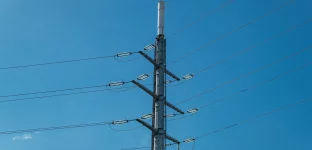 Poste de alta tensão integrado com antena para telecomunicações; energia; eletricidade