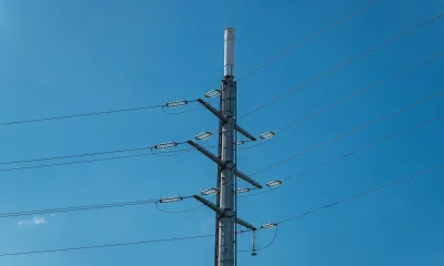 Poste de alta tensão integrado com antena para telecomunicações; energia; eletricidade