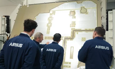 O primeiro-ministro Rishi Sunak (C) visualizando um painel de uma espaçonave durante uma visita à fábrica da Airbus em 26 de abril de 2024 em Stevenage, Inglaterra. (Foto: Jacob King - WPA Pool/Getty Images)