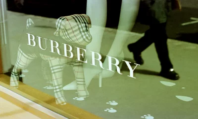 Uma vitrine reflete um transeunte na loja de roupas Burberry em 26 de abril de 2001, na New Bond Street, em Londres, Inglaterra. (Foto: Sion Touhig/Newsmakers)