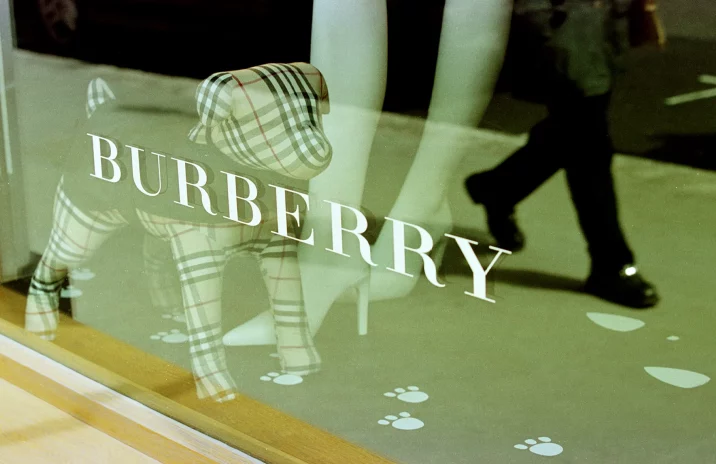 As marcas de luxo têm uma hierarquia rígida. A Burberry descobriu isso da maneira mais difícil