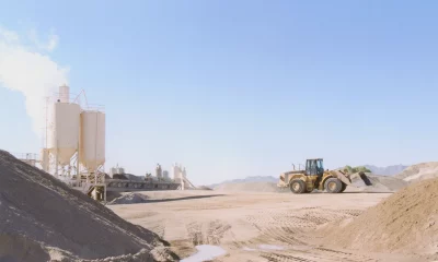 Escavadeira em uma fábrica de cimento