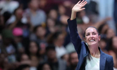 A presidente eleita Claudia Sheinbaum da coalizão Sigamos Haciendo Historia acena para seus apoiadores na Arena México em 8 de junho de 2024 no México Cidade, México. (Foto: Heitor Vivas/Getty Images)