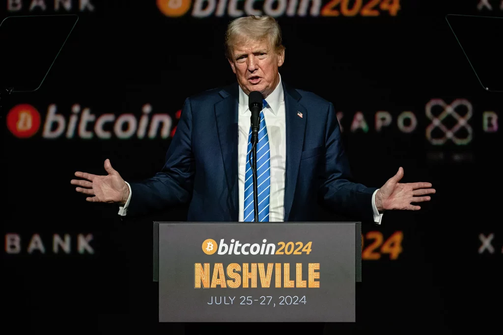 NASHVILLE, TENNESSEE - 27 DE JULHO: O ex-presidente e candidato presidencial republicano de 2024, Donald Trump, faz um discurso de abertura no terceiro dia da conferência Bitcoin 2024 no Music City Center em 27 de julho de 2024 em Nashville, Tennessee. A conferência, que é voltada para entusiastas do bitcoin, apresenta vários espaços de fornecedores e entretenimento e seminários de celebridades e políticos. (Foto de Jon Cherry/Getty Images)