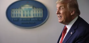 O presidente Donald Trump fala durante uma entrevista coletiva na Sala de Briefing de Imprensa James Brady da Casa Branca, em 10 de agosto de 2020, em Washington, DC. Trump foi brevemente evacuado da sala durante sua entrevista coletiva devido a um relato de tiro perto da Casa Branca. (Foto: Alex Wong/Getty Images)