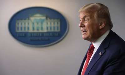 O presidente Donald Trump fala durante uma entrevista coletiva na Sala de Briefing de Imprensa James Brady da Casa Branca, em 10 de agosto de 2020, em Washington, DC. Trump foi brevemente evacuado da sala durante sua entrevista coletiva devido a um relato de tiro perto da Casa Branca. (Foto: Alex Wong/Getty Images)