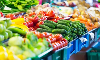 Frutas e vegetais expostos em feira de rua; alimentos; inflação