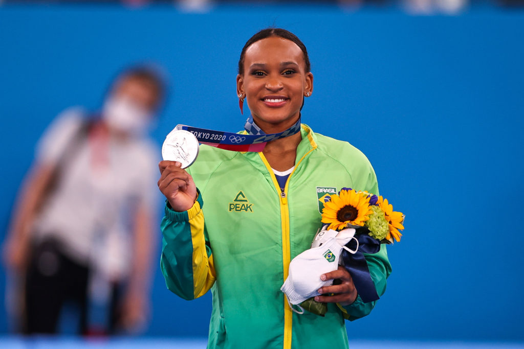 A atleta brasileira Rebeca Andrade conquista a medalha de prata na ginástica no Ariake Gymnastics em Tóquio