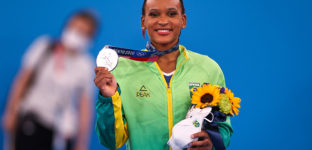A atleta brasileira Rebeca Andrade conquista a medalha de prata na ginástica no Ariake Gymnastics em Tóquio