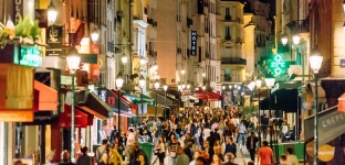 Pedestres caminham pela Rue Montorgueil, com vários restaurantes e intensa vida noturna. Paris, França. Foto: Alexander Spatari/Getty Images