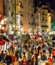 Pedestres caminham pela Rue Montorgueil, com vários restaurantes e intensa vida noturna. Paris, França. Foto: Alexander Spatari/Getty Images
