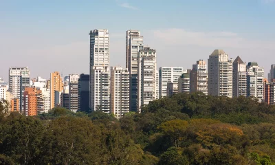 Prédios de apartamentos próximos ao Parque do Ibirapuera, em São Paulo (SP)