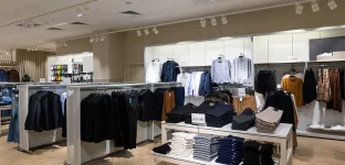 Loja de roupas masculinas dentro de um shopping; varejo; consumo; vestuário; compras