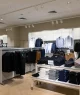 Loja de roupas masculinas dentro de um shopping; varejo; consumo; vestuário; compras