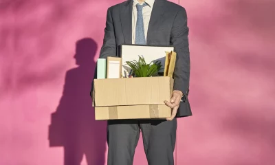 Executivo carregando uma caixa com pertences pessoais, desemprego, demissão, demissões