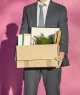 Executivo carregando uma caixa com pertences pessoais, desemprego, demissão, demissões