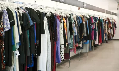 Roupas em uma arara dentro de uma loja