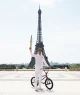 O portador da tocha Matthias Dandois, ciclista francês, posa para uma foto com a Tocha Olímpica na Place du Trocadero com a Torre Eiffel à vista durante o segundo dia do Revezamento da Tocha Olímpica de Paris 2024 em 15 de julho de 2024 em Paris, França. (Foto: Maja Hitij/Getty Images)