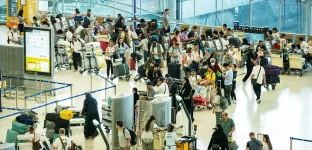 Passageiros fazem fila no aeroporto de Suvarnabhumi enquanto uma interrupção global de TI causada por uma interrupção da Microsoft e um problema de TI da Crowdstrike se combinam e afetar os usuários de vários países. Foto: Mailee Osten-Tan/Getty Images