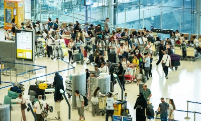 Passageiros fazem fila no aeroporto de Suvarnabhumi enquanto uma interrupção global de TI causada por uma interrupção da Microsoft e um problema de TI da Crowdstrike se combinam e afetar os usuários de vários países. Foto: Mailee Osten-Tan/Getty Images