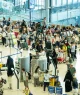 Passageiros fazem fila no aeroporto de Suvarnabhumi enquanto uma interrupção global de TI causada por uma interrupção da Microsoft e um problema de TI da Crowdstrike se combinam e afetar os usuários de vários países. Foto: Mailee Osten-Tan/Getty Images