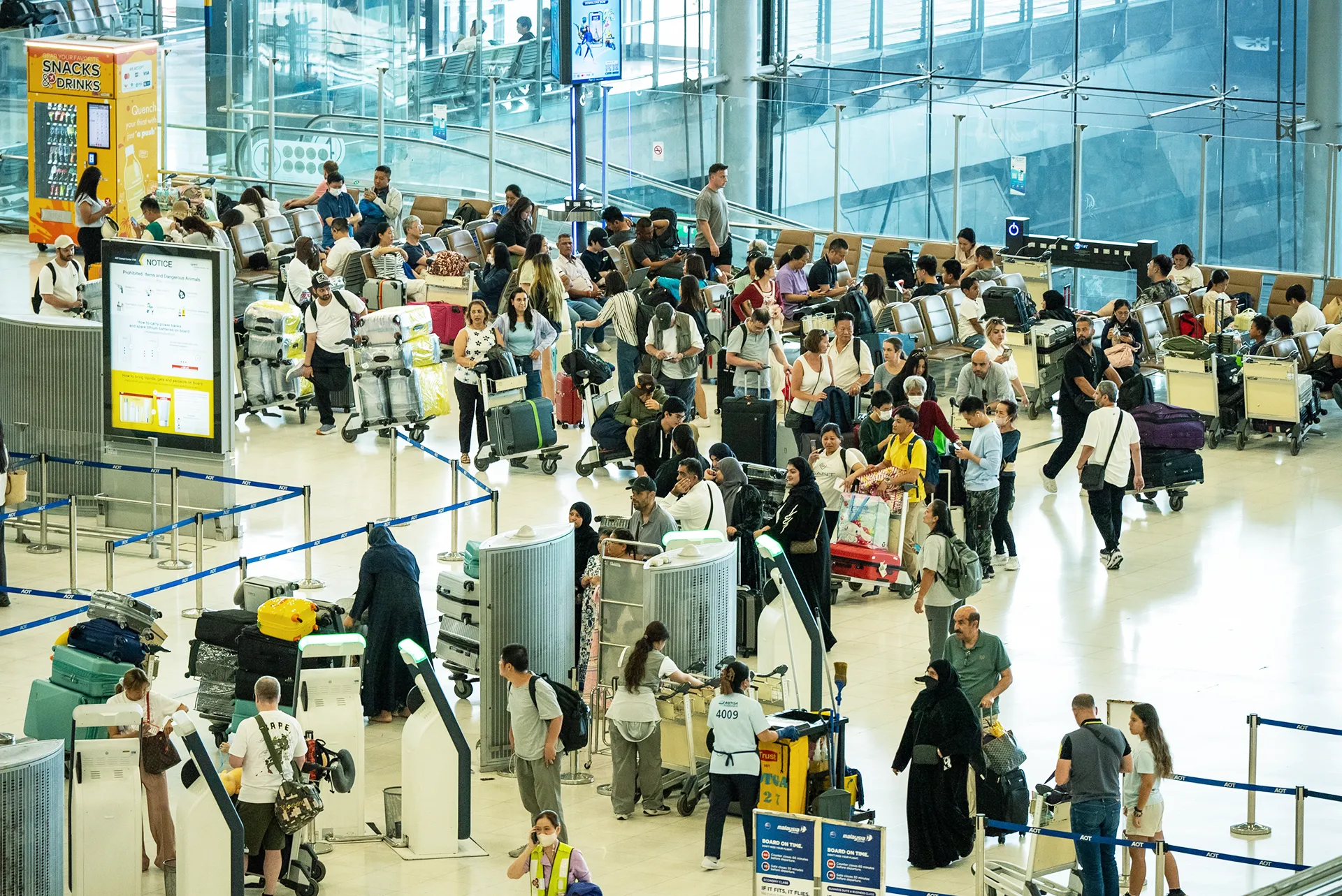 Passageiros fazem fila no aeroporto de Suvarnabhumi enquanto uma interrupção global de TI causada por uma interrupção da Microsoft e um problema de TI da Crowdstrike se combinam e afetar os usuários de vários países. Foto: Mailee Osten-Tan/Getty Images