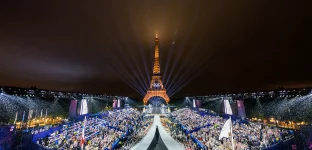 A bandeira olímpica é hasteada na Place du Trocadero em frente à Torre Eiffel durante a Cerimônia de Abertura dos Jogos Olímpicos de Paris 2024 em 26 de julho de 2024 em Paris, França. (Foto: François-Xavier Marit-Pool/Getty Images)